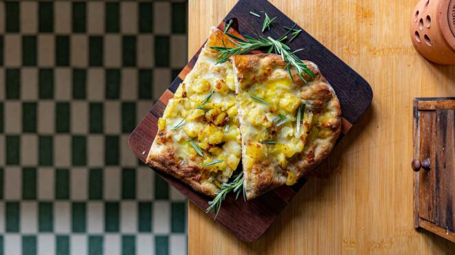 πίτσα-μπιάνκα-με-πατάτες-και-δεντρολί-563666749