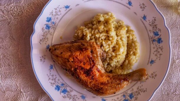 κοτόπουλο-με-πλιγούρι-563660200