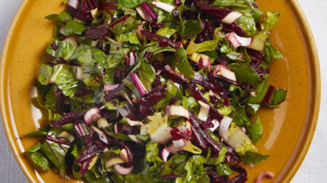 σαλάτα-μαρούλι-με-πράσο-και-παντζάρι-563670064