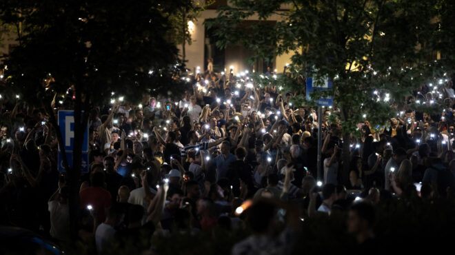 σερβία-μπλόκα-σε-δρόμους-και-γέφυρες-μ-563689294