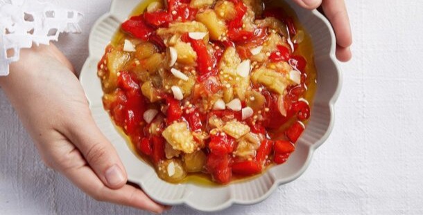 σαλάτα-με-πιπεριές-φλωρίνης-ντομάτες-563676700