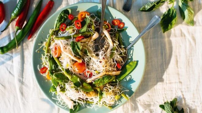 κοτοσαλάτα-ταϊλανδέζικη-με-ρυζομακά-563680537