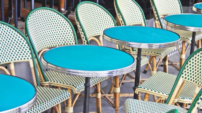 ανεξέλεγκτα-τραπεζάκια-αποκλείουν-γ-563683411