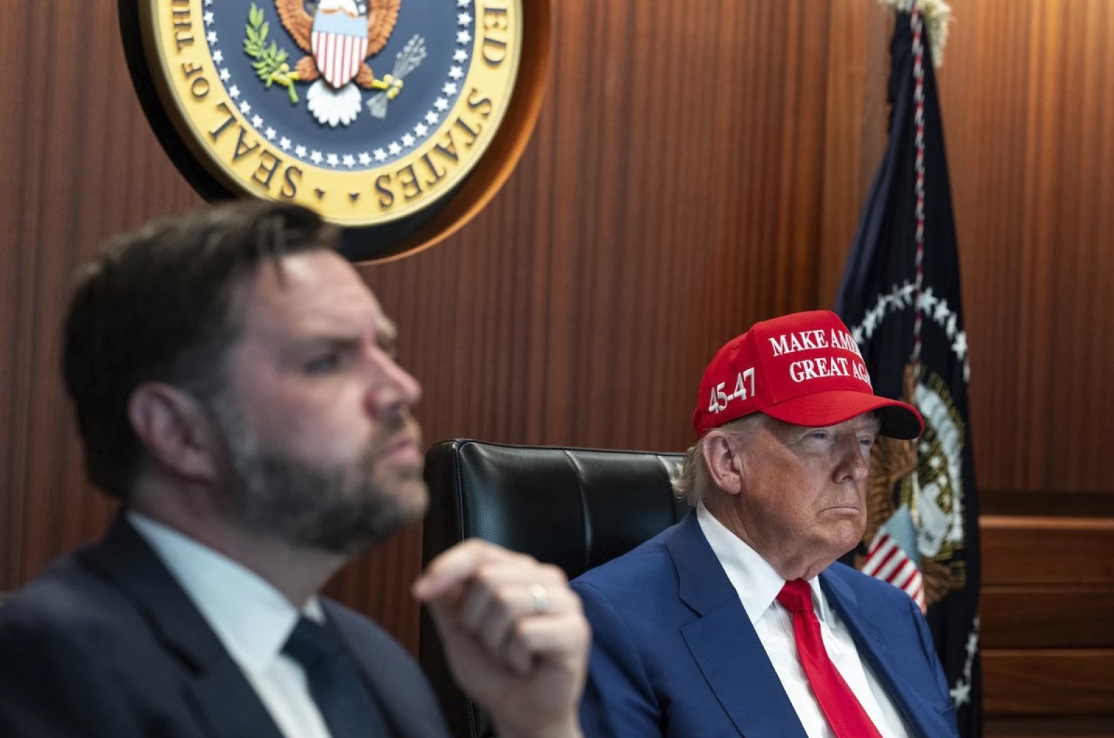 Επίθεση στο Ιράν: Το «σφυρί του μεσονυκτίου» και οι αντιφάσεις Τραμπ-1