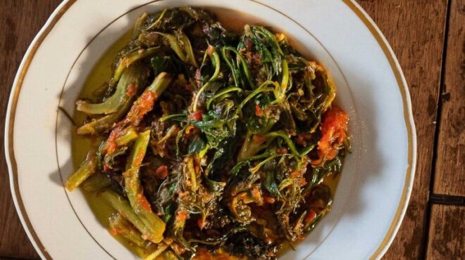 χόρτα-ανάμεικτα-τσιγαριαστά-με-ντομά-563680528