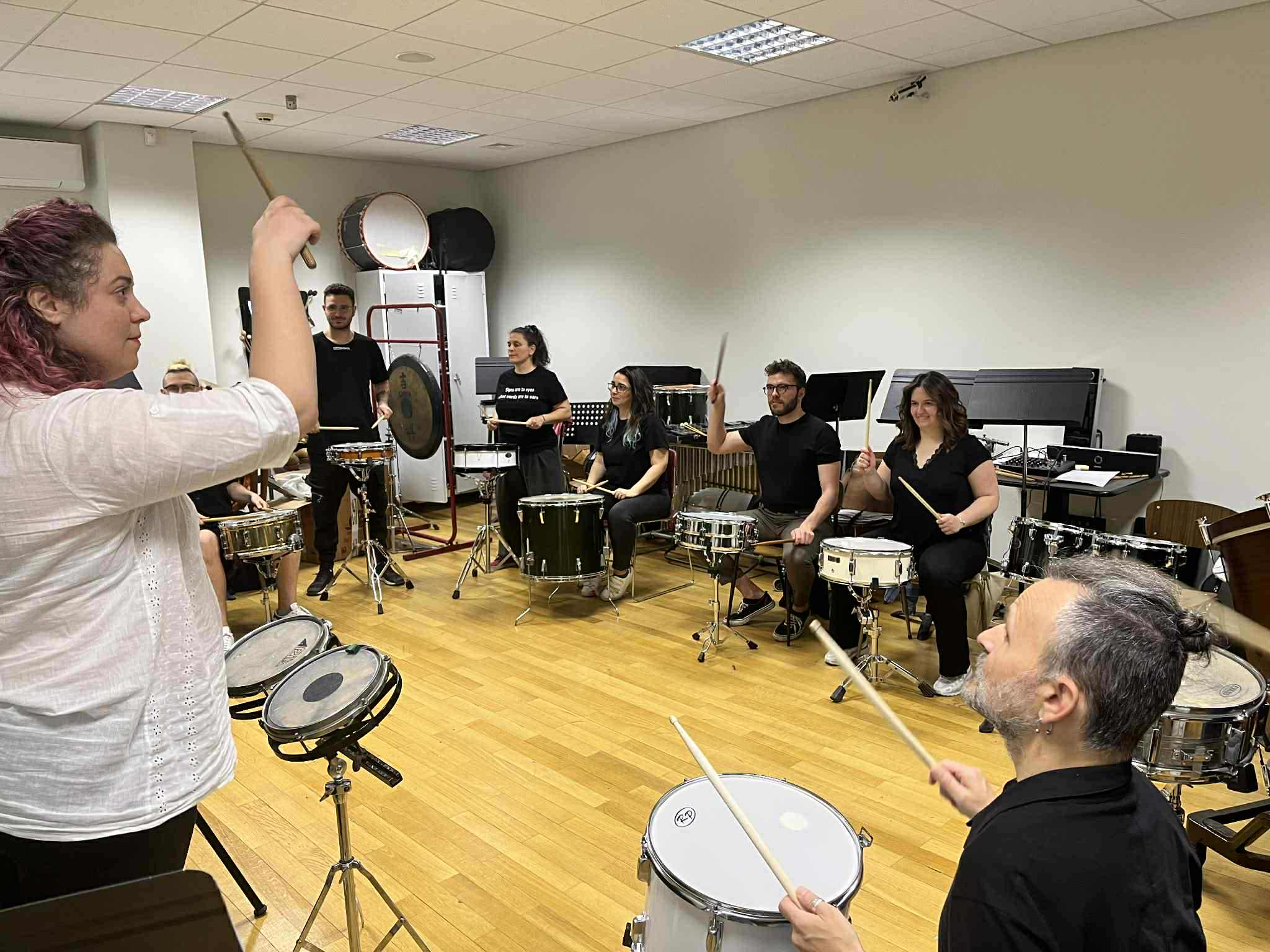 Ακούν τη μουσική με τα ακροδάχτυλά τους-1