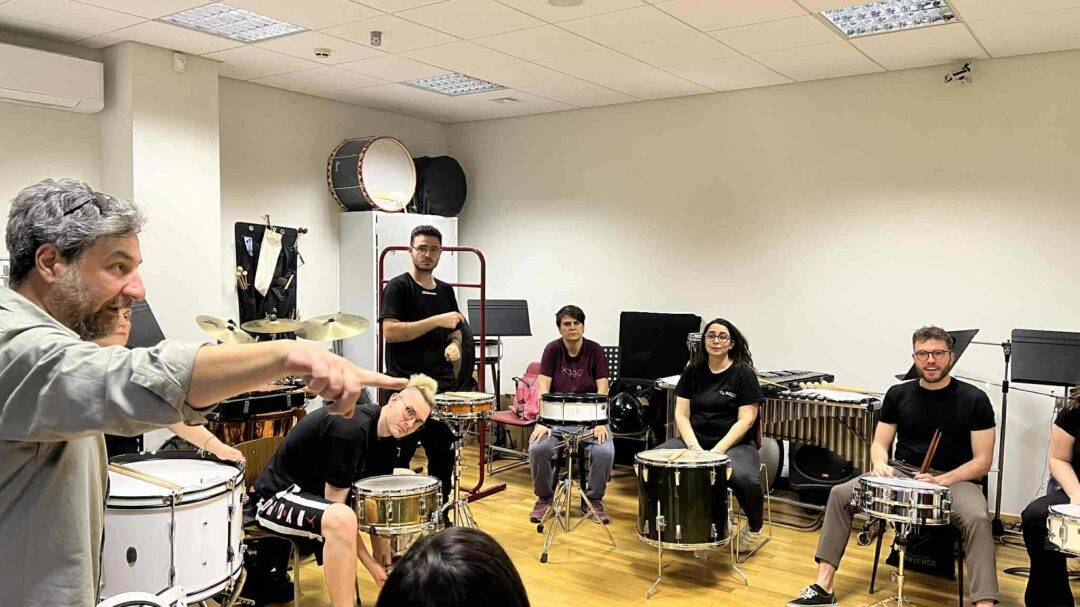 ακούν-τη-μουσική-με-τα-ακροδάχτυλά-του-563673196