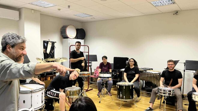 ακούν-τη-μουσική-με-τα-ακροδάχτυλά-του-563673196