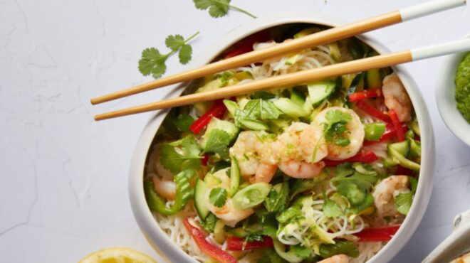 βιετναμέζικη-σαλάτα-με-γαρίδες-και-νο-563648521