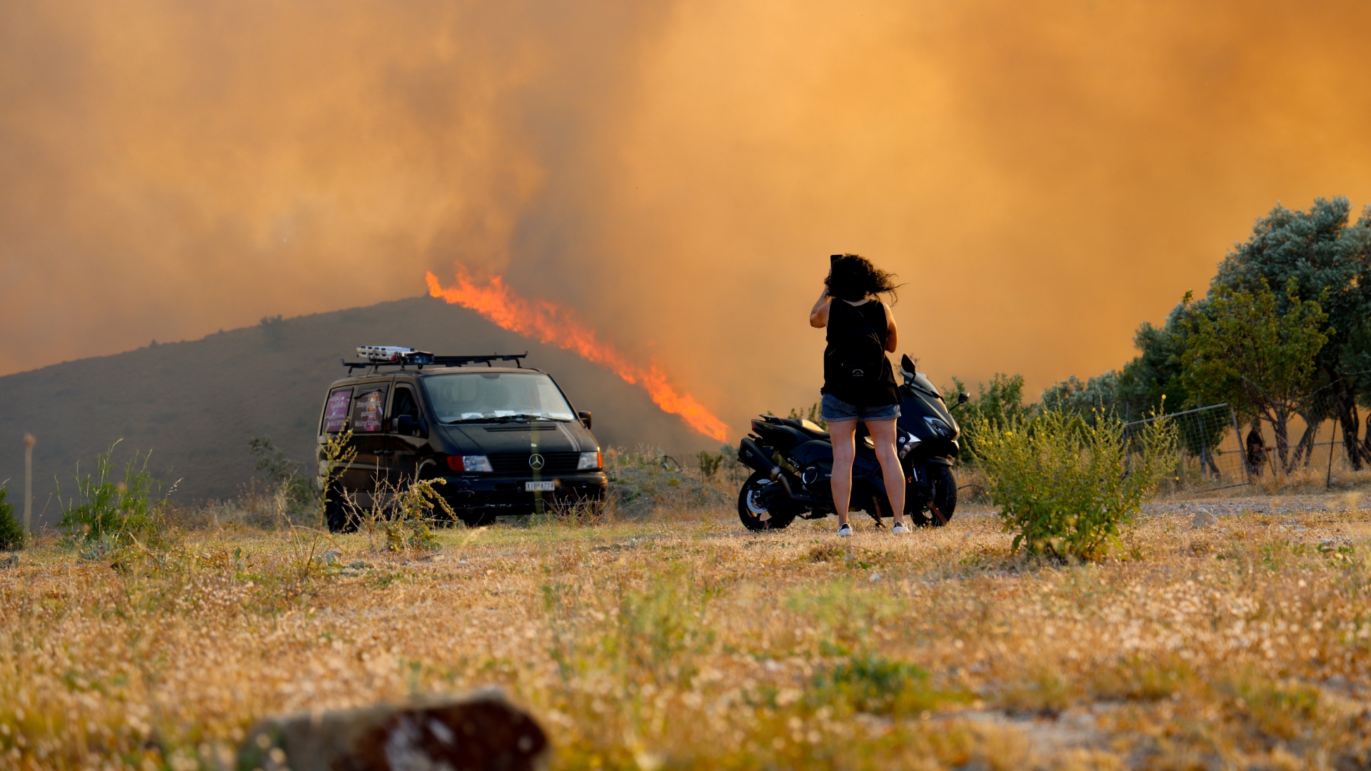Μάχη με τις φλόγες στη Χίο: Ενισχύονται οι δυνάμεις – Υποψίες για εμπρησμό-2