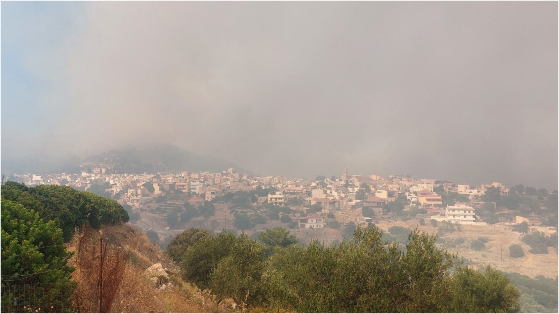Πυρκαγιές στη Χίο: Δεύτερη νύχτα αγωνίας με το βλέμμα στα Μαστιχοχώρια-1
