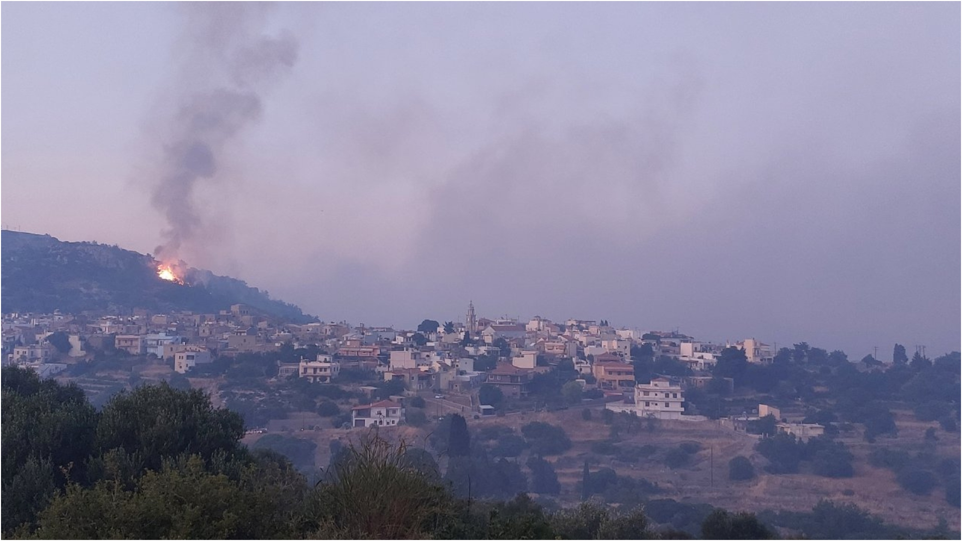 Πυρκαγιές στη Χίο: Δεύτερη νύχτα αγωνίας με το βλέμμα στα Μαστιχοχώρια-3