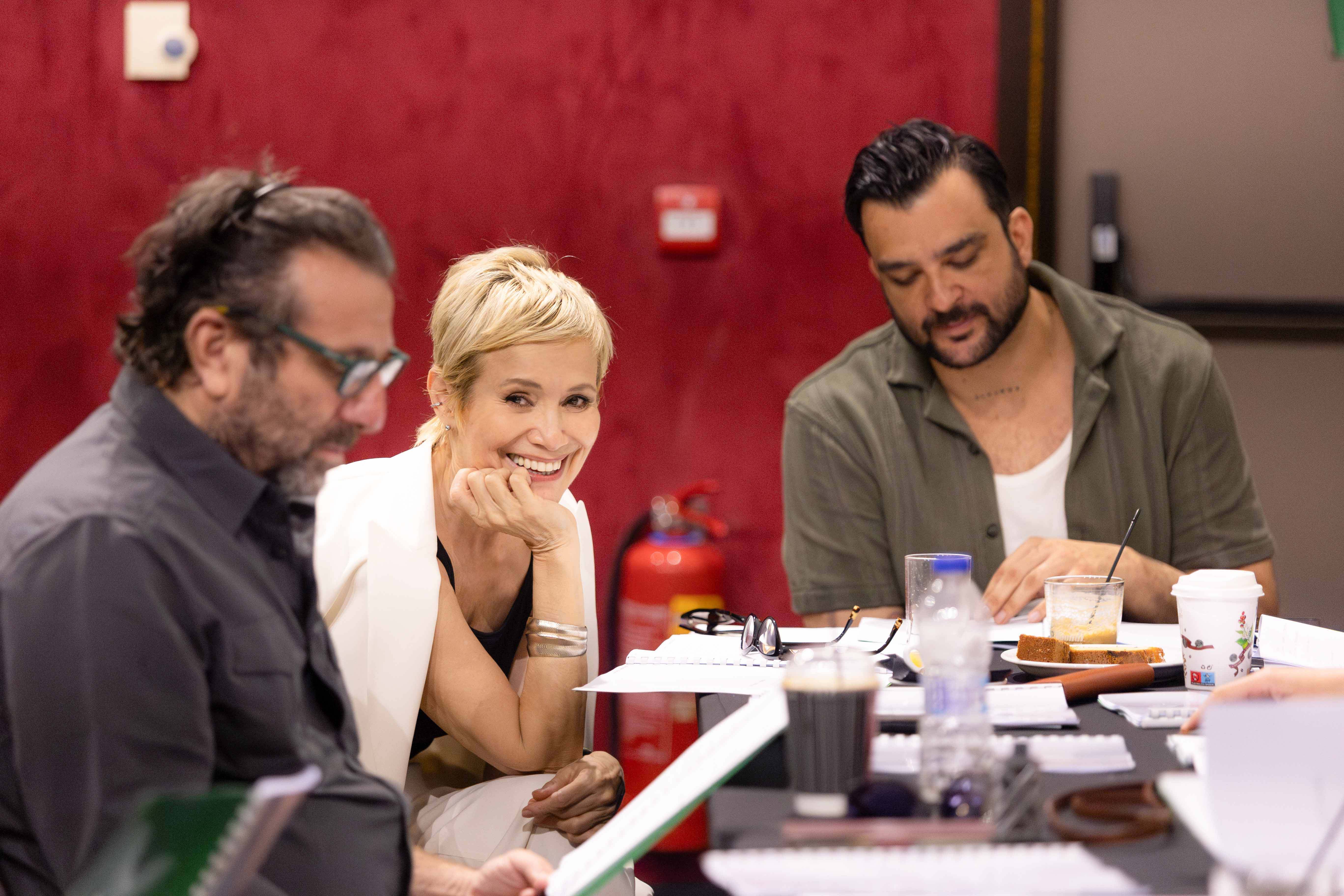 «Γιατί ρε πατέρα;»: Η αλήθεια κρύβεται σε μια βαλίτσα-1