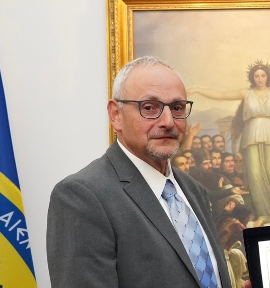 Εντός και Εκτός: Μάχη για τα «βύσματα»-1