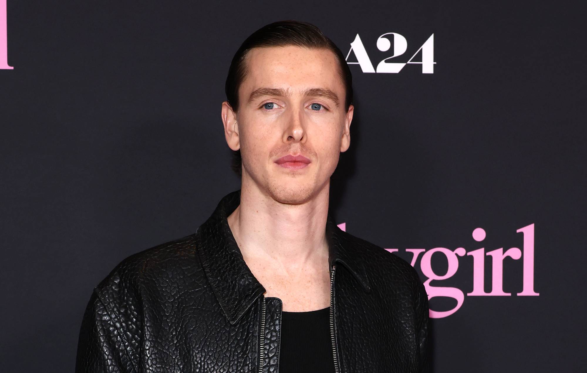 Τρεις υποψήφιοι προβάρουν το κοστούμι του Τζέιμς Μποντ-3