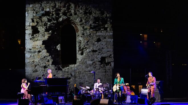 η-αφοπλιστική-και-γήινη-νόρα-τζόουνς-563727223