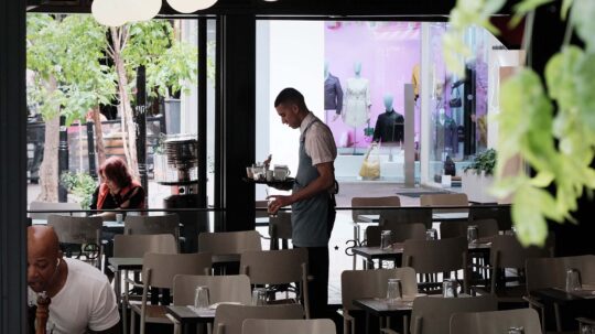 Ηλιος, θάλασσα και… ανασφάλεια για τους νέους που δουλεύουν σεζόν στην Ελλάδα