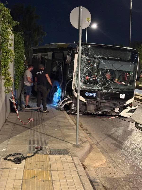 Λεωφόρος Βουλιαγμένης: «Ακυβέρνητο» λεωφορείο για 150 μέτρα – Ξήλωσε κολόνες και έπεσε σε περίφραξη κτιρίου (βίντεο)-1