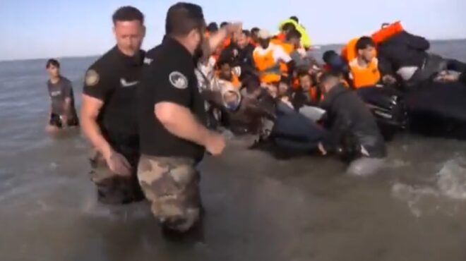 bbc-γάλλοι-αστυνομικοί-μπήκαν-στη-θάλασ-563698690