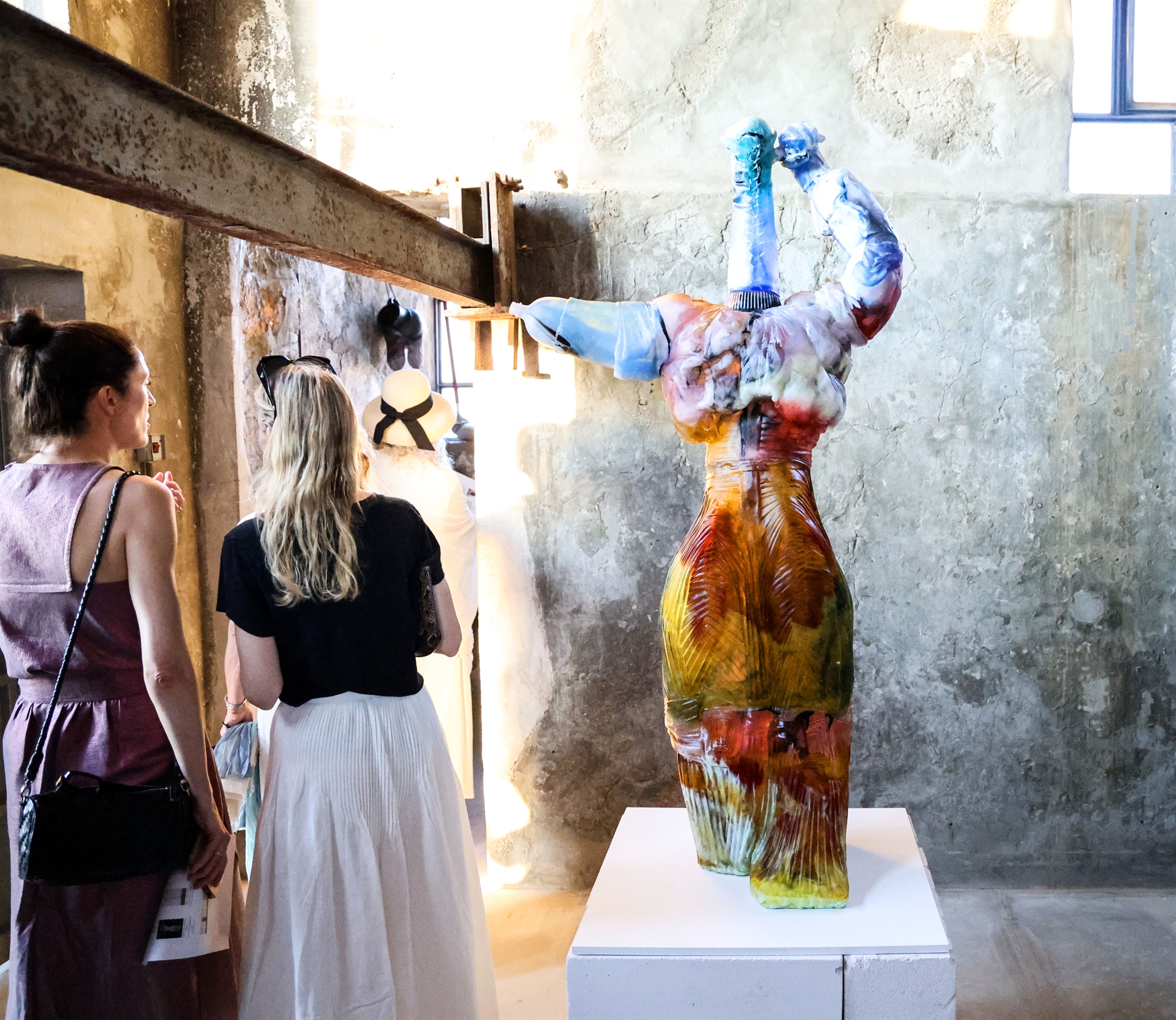 Μια μεγάλη έκθεση στη λιλιπούτεια «γκαλερί» των Σφαγείων της Υδρας-1