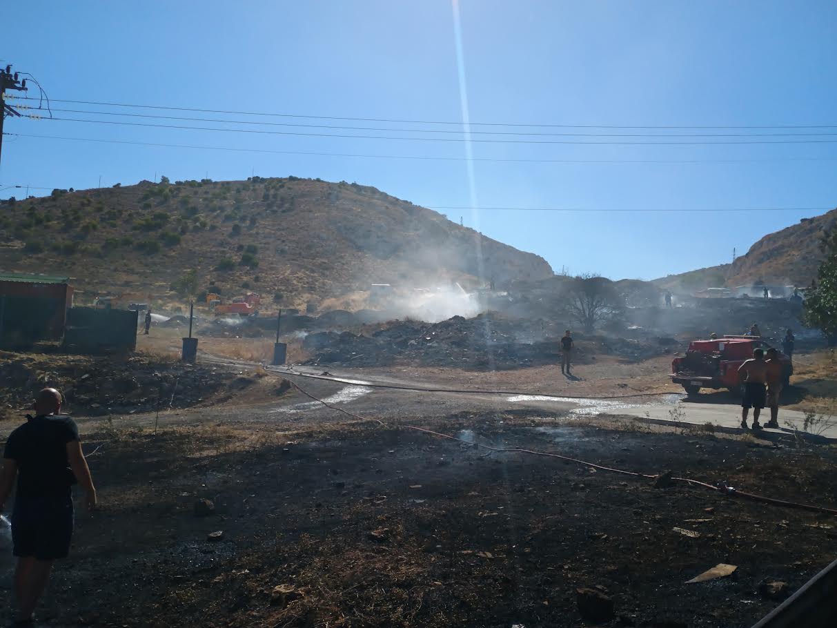 Φωτιά σε χαμηλή βλάστηση στο Κερατσίνι – Σηκώθηκαν ελικόπτερα-1