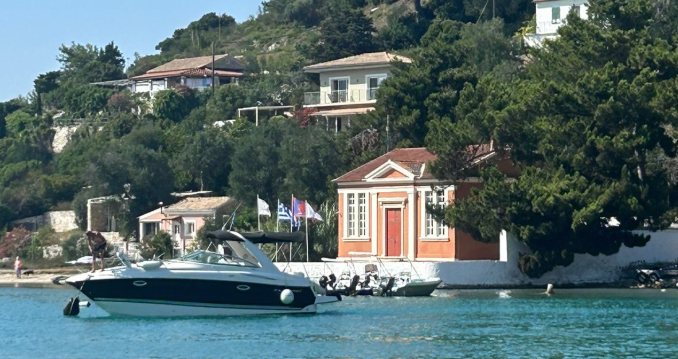 Βόλτα με τον Μόργκαν Φρίμαν στους Παξούς – «Ερχεται κάθε χρόνο, λατρεύει τις Μπλε Σπηλιές»-2