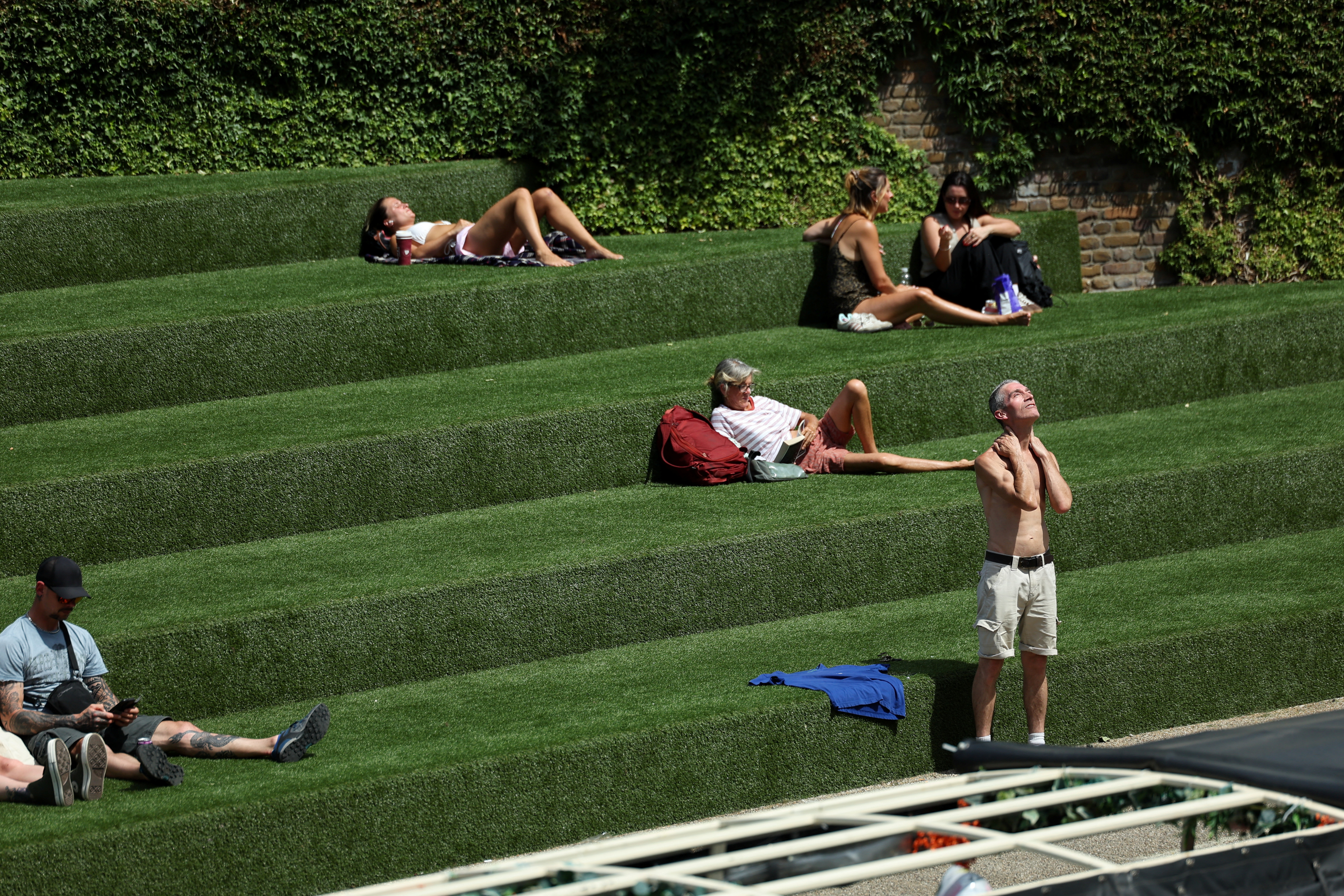 Βρετανία: Ρίχνουν αλάτι στην άσφαλτο για να μη λιώσει-1