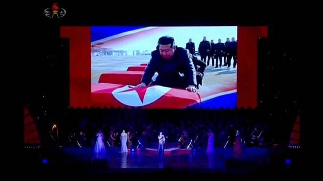 ο-κιμ-γιονγκ-ουν-απέτισε-φόρο-τιμής-στο-563691865