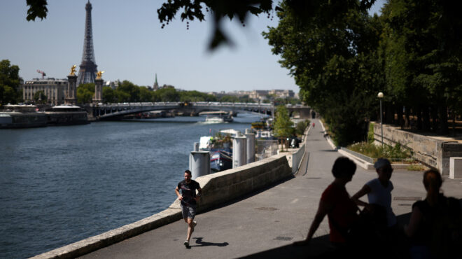 βράζουν-οι-γαλλικές-ακτές-στο-κόκκ-563696272