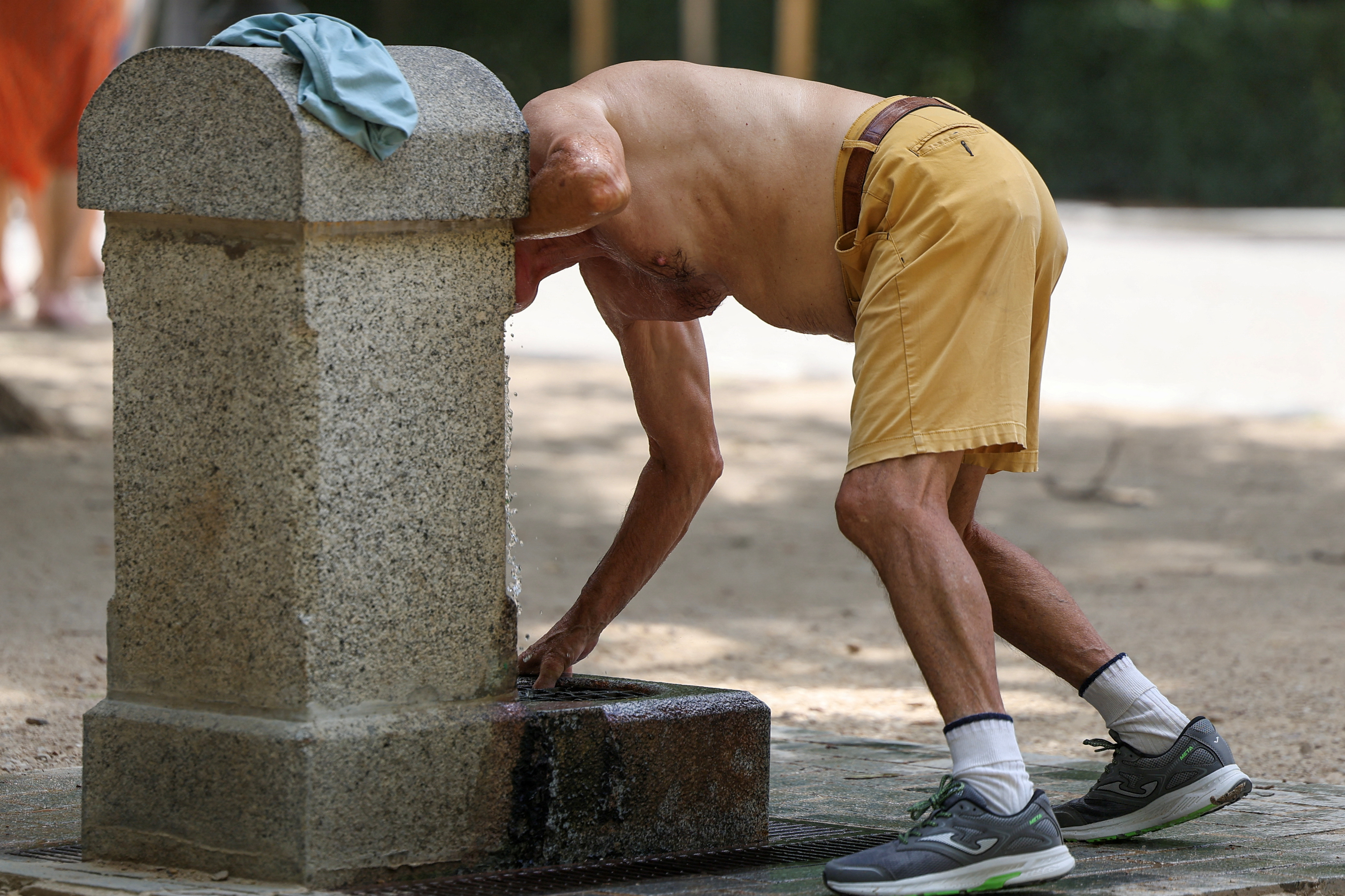 Καύσωνας σαρώνει την Ευρώπη: Κλείνουν σχολεία, περιορίζεται η εργασία-2