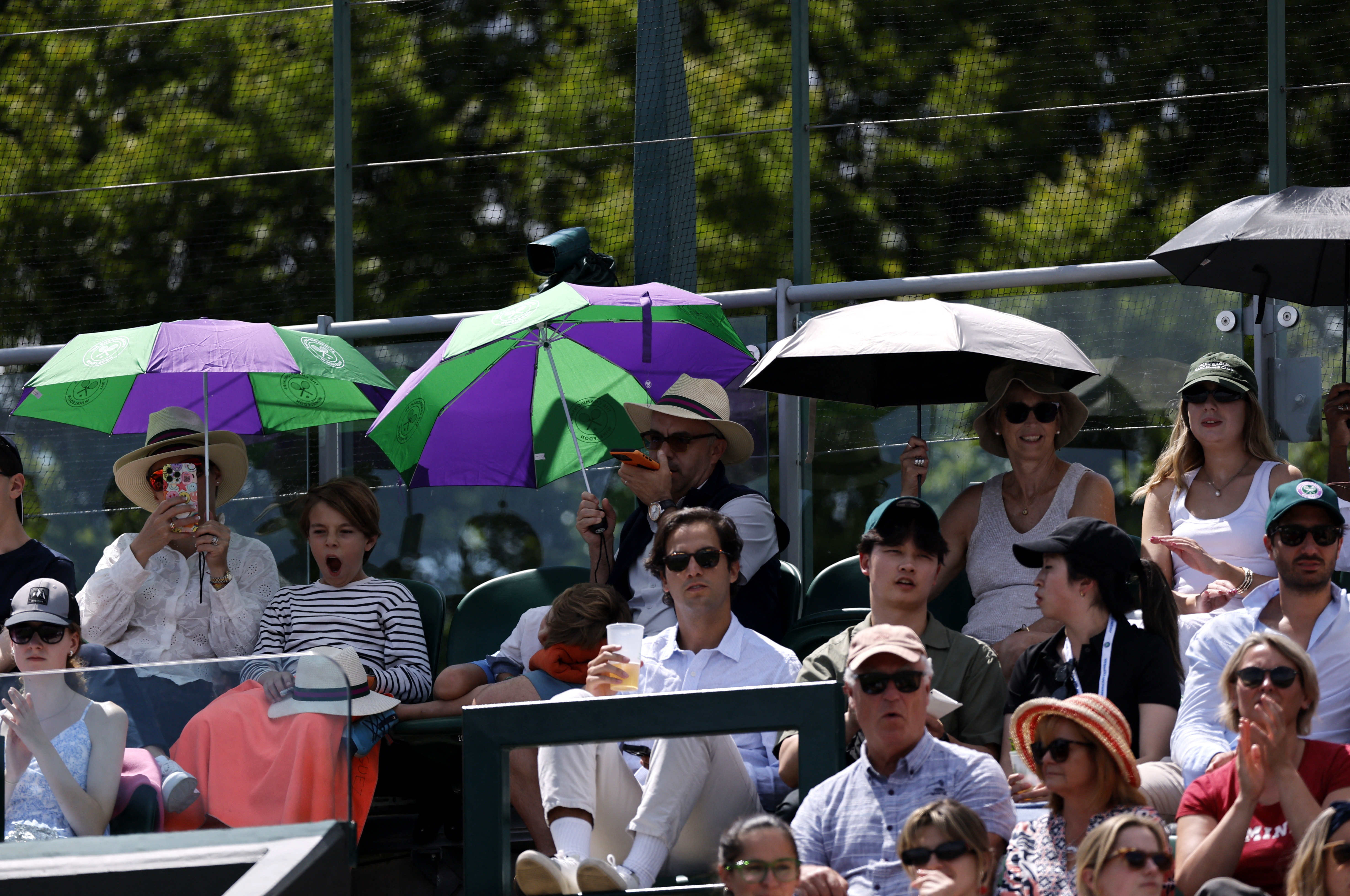 Βρετανία: Ρίχνουν αλάτι στην άσφαλτο για να μη λιώσει-3