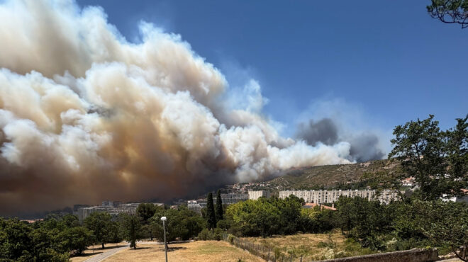εκτός-ελέγχου-η-πυρκαγιά-στη-μασσαλία-563704465