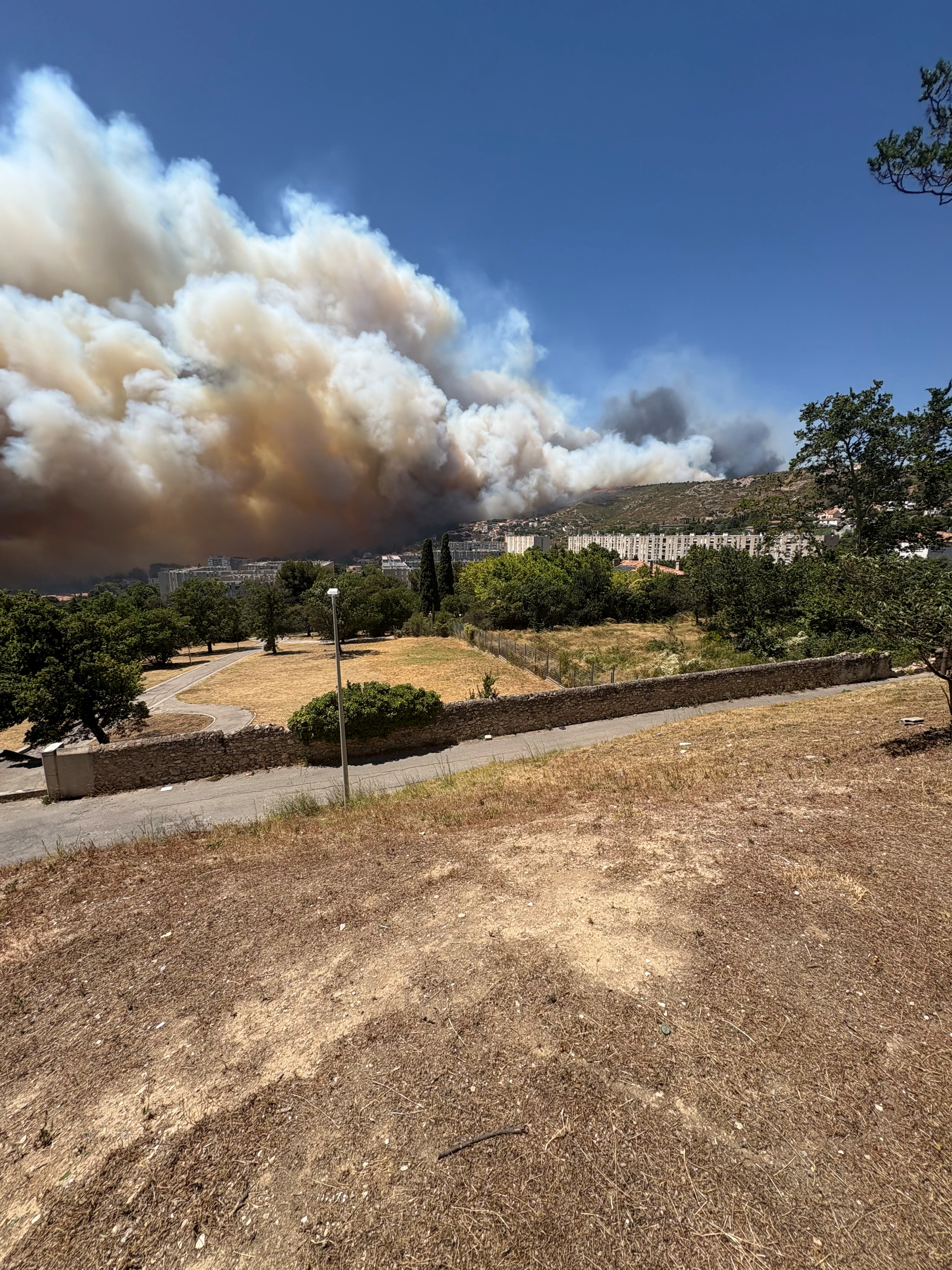 Μεγάλη πυρκαγιά στη Μασσαλία – Εκλεισε το αεροδρόμιο-1