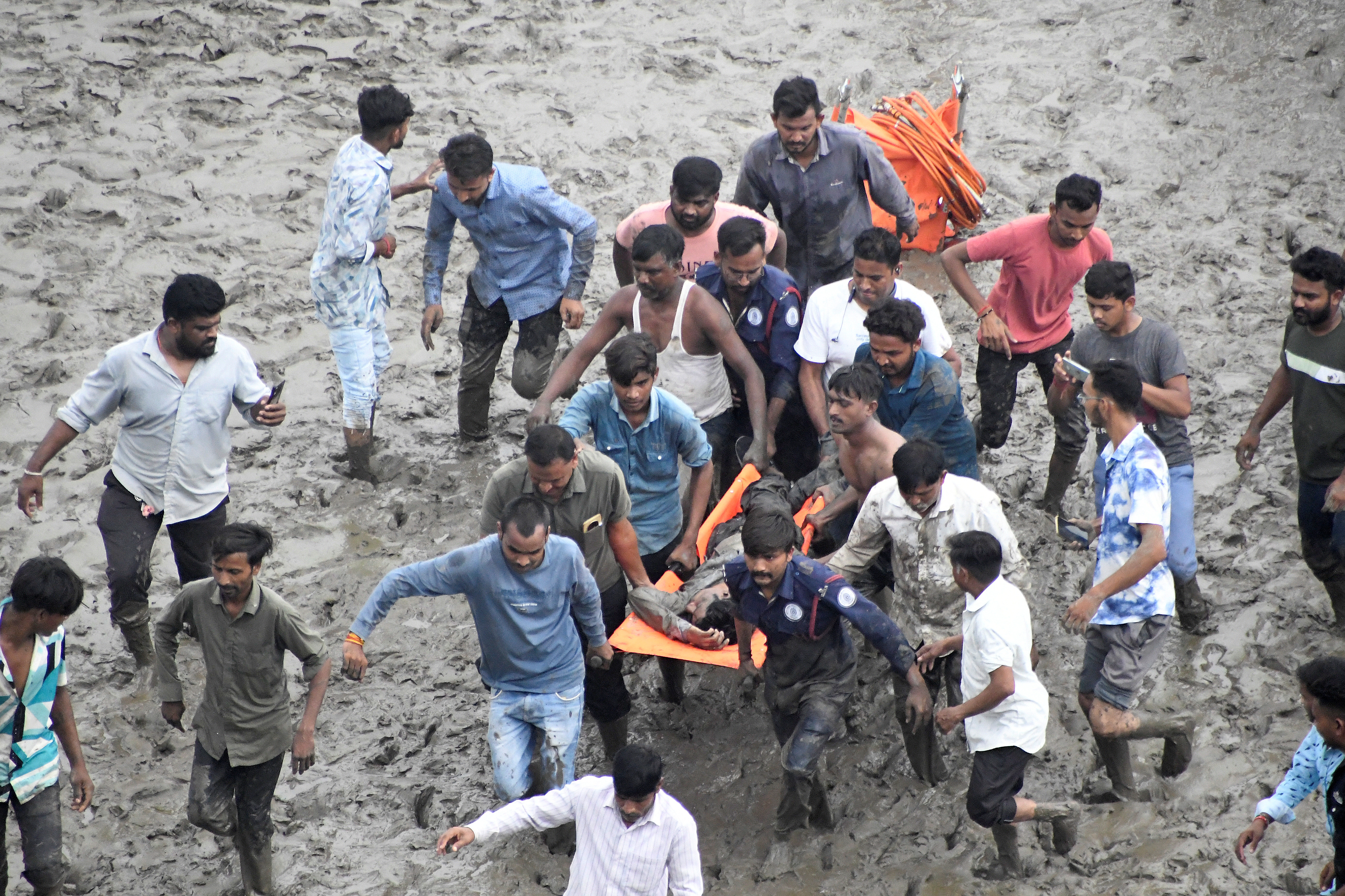 Κατάρρευση γέφυρας στην Ινδία: Τουλάχιστον εννέα νεκροί και πέντε τραυματίες-1