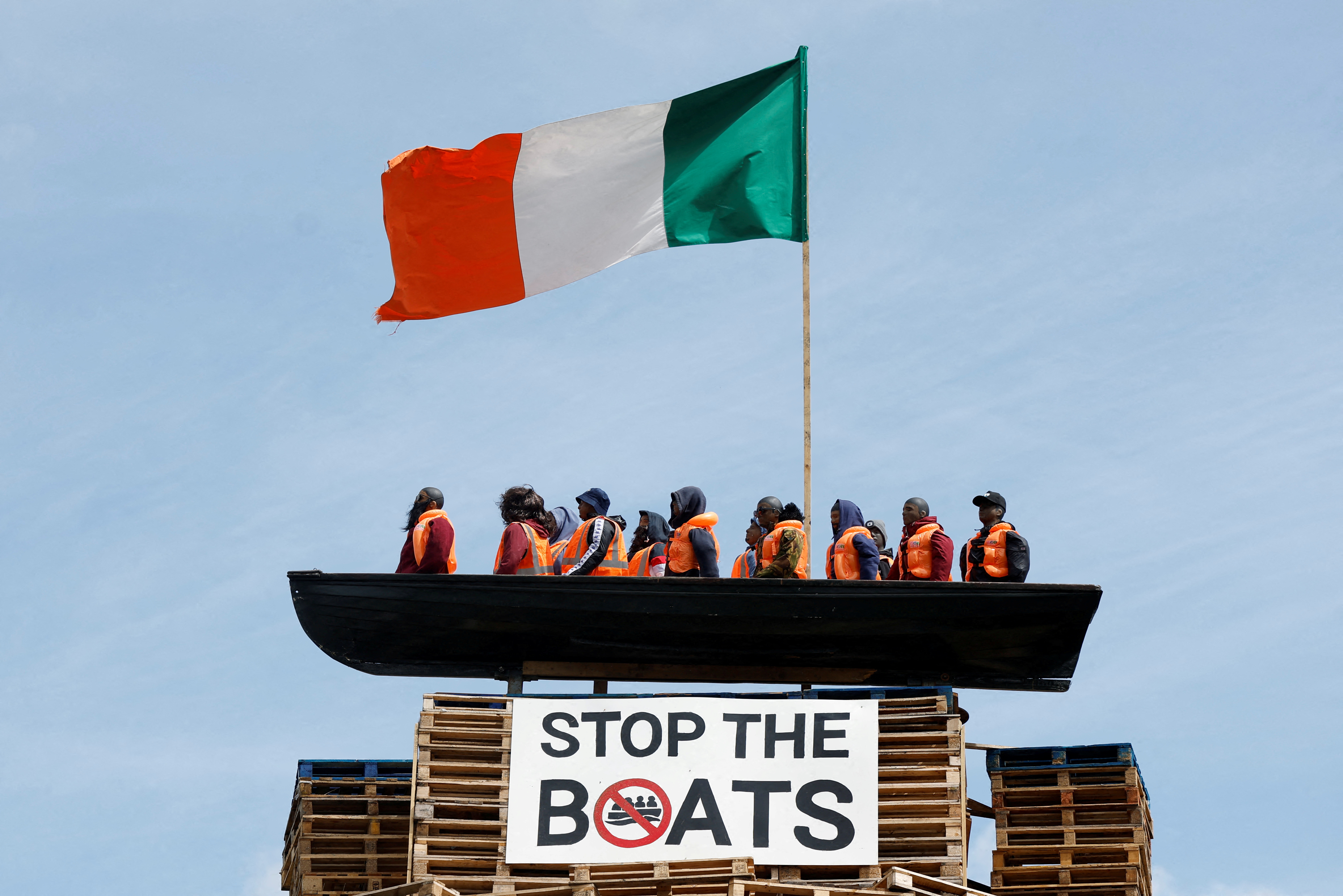 Ρατσιστικές επιθέσεις στη Βόρεια Ιρλανδία – Εκαψαν βάρκα με ομοιώματα προσφύγων-2