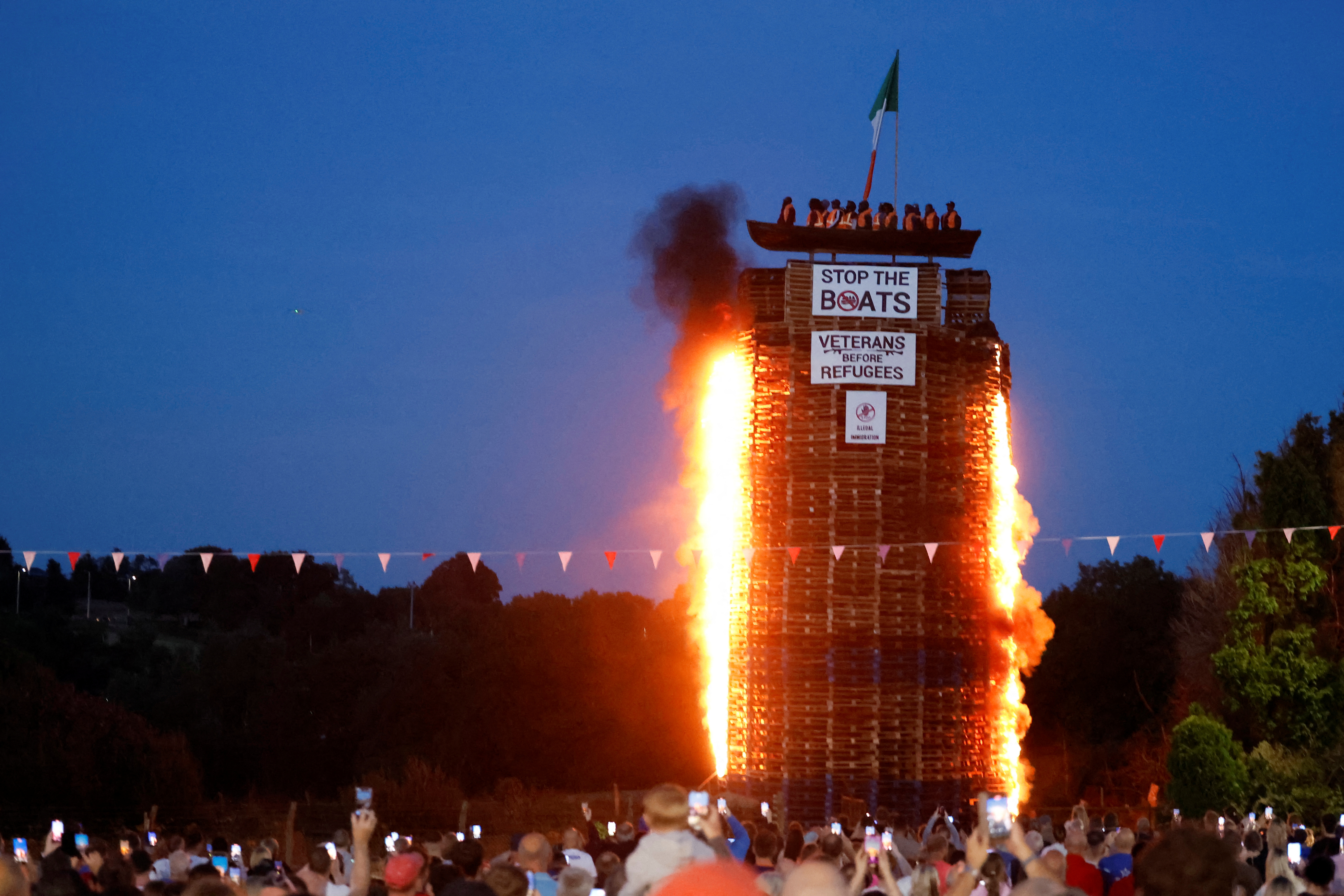 Ρατσιστικές επιθέσεις στη Βόρεια Ιρλανδία – Εκαψαν βάρκα με ομοιώματα προσφύγων-3