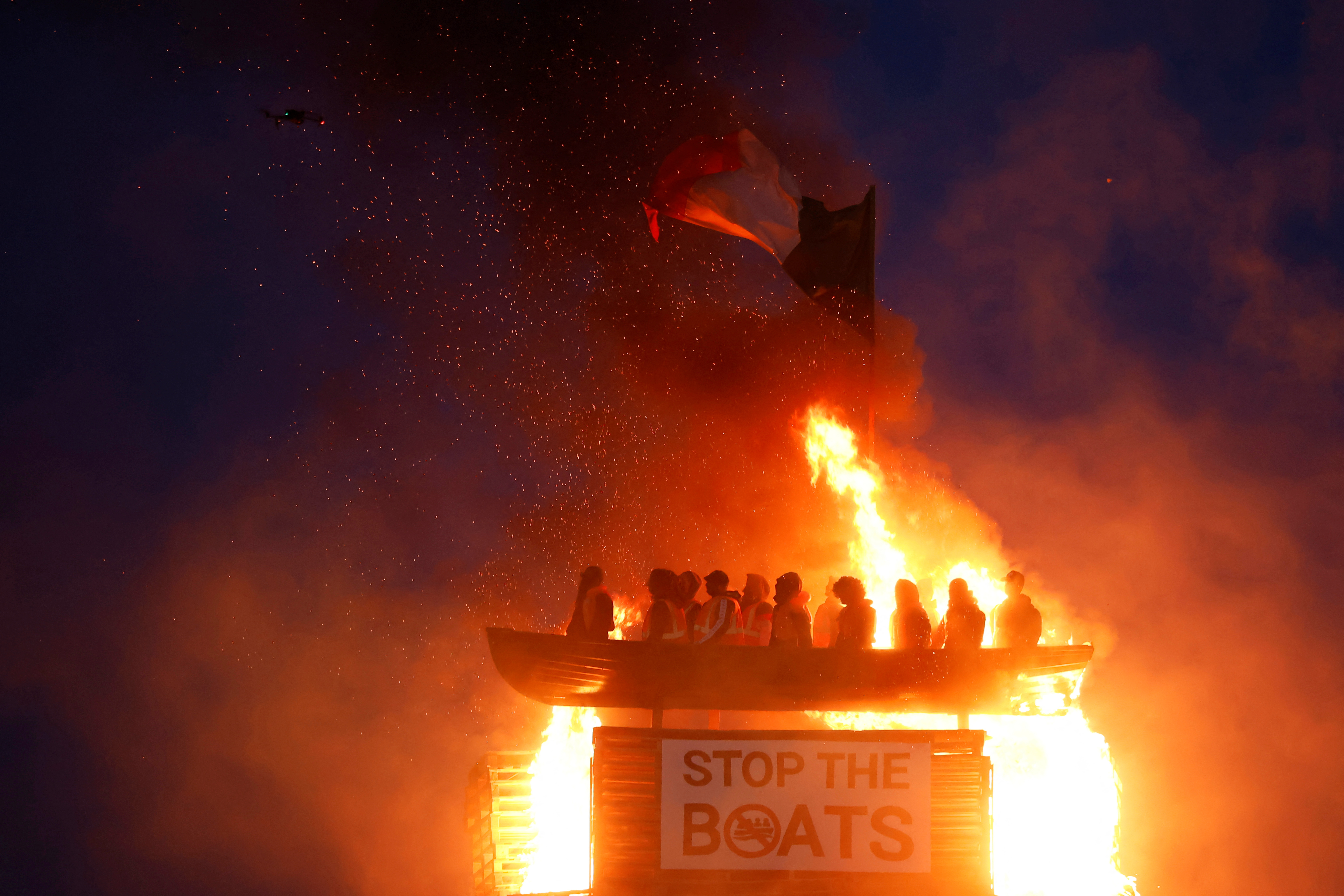 Ρατσιστικές επιθέσεις στη Βόρεια Ιρλανδία – Εκαψαν βάρκα με ομοιώματα προσφύγων-4
