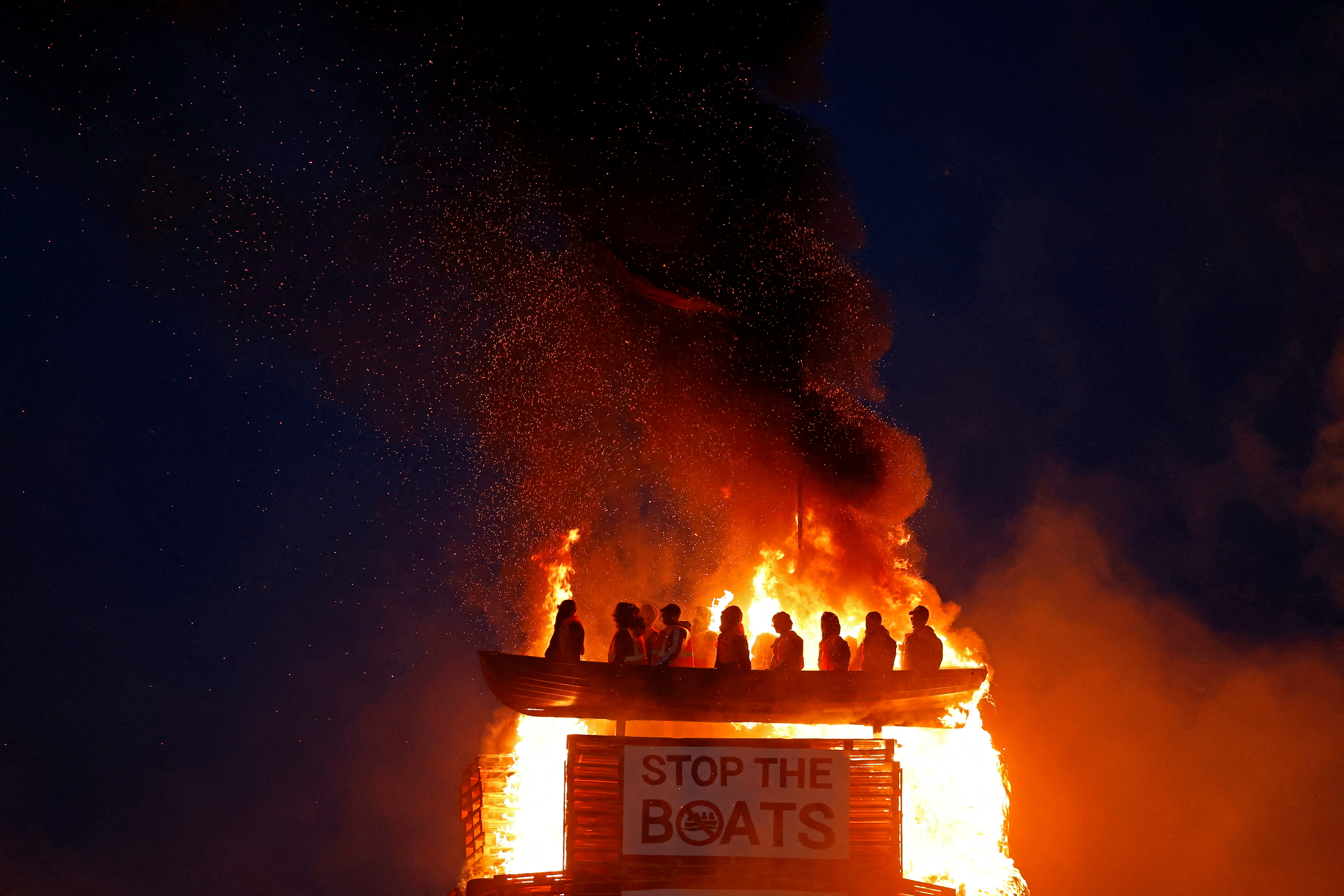 Ρατσιστικές επιθέσεις στη Βόρεια Ιρλανδία – Εκαψαν βάρκα με ομοιώματα προσφύγων-1