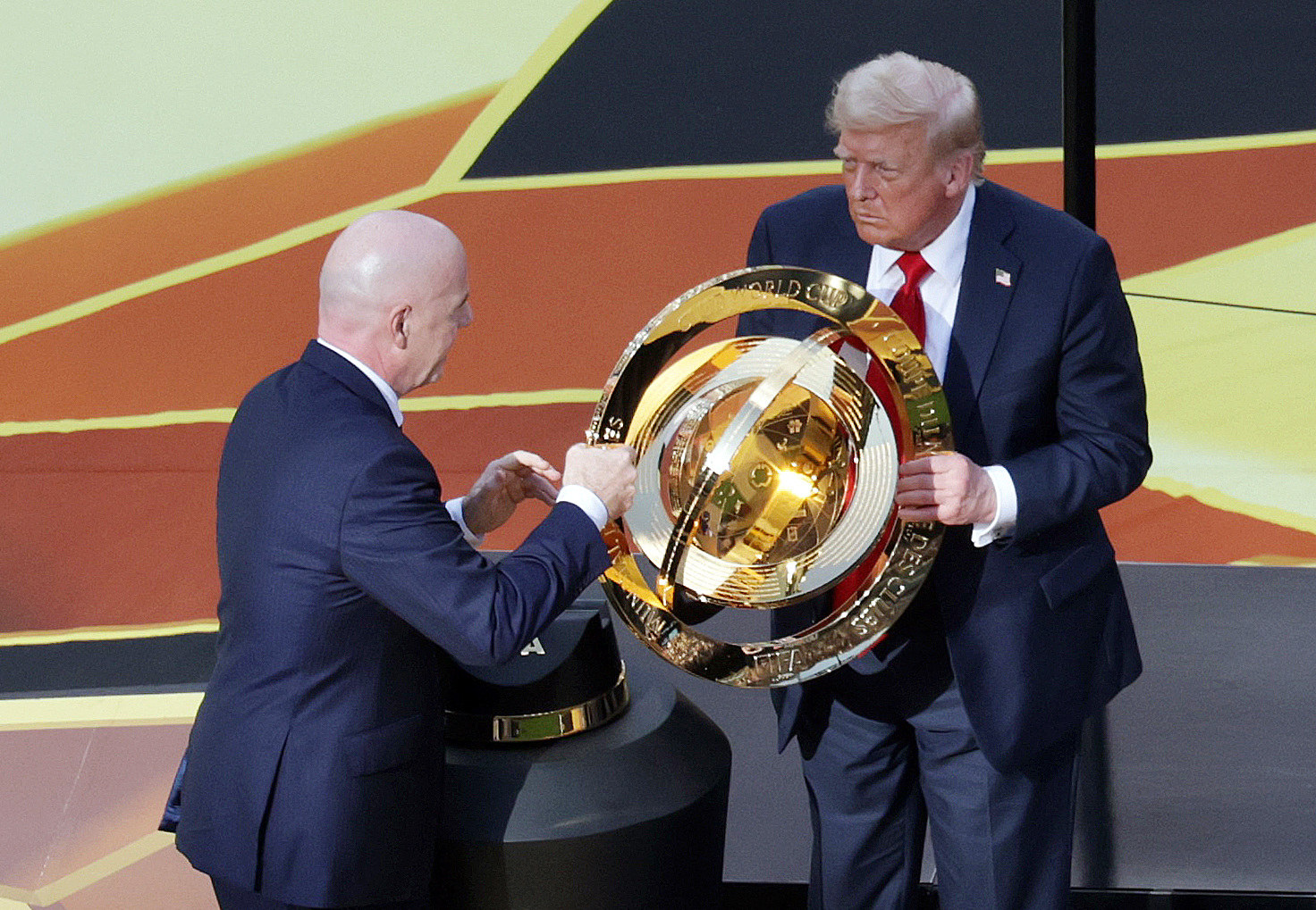 Τραμπ: Το τρόπαιο του Μουντιάλ Συλλόγων είναι στο Οβάλ Γραφείο και η ρέπλικα στην Τσέλσι-2