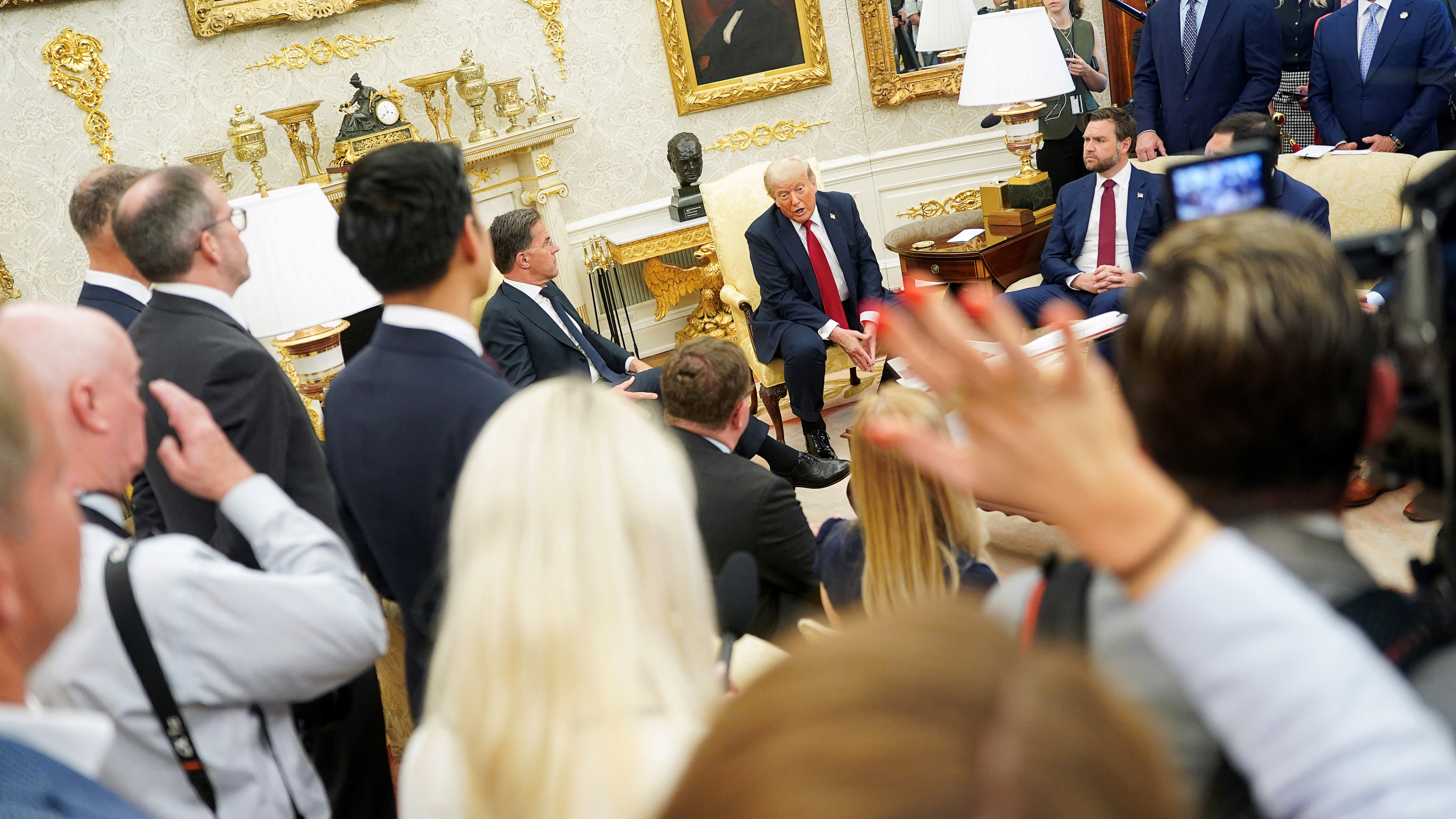 Αποφάσεις Τραμπ για την Ουκρανία: Οπλα μέσω ΝΑΤΟ, τελεσίγραφο στη Ρωσία για ειρηνευτική συμφωνία-1