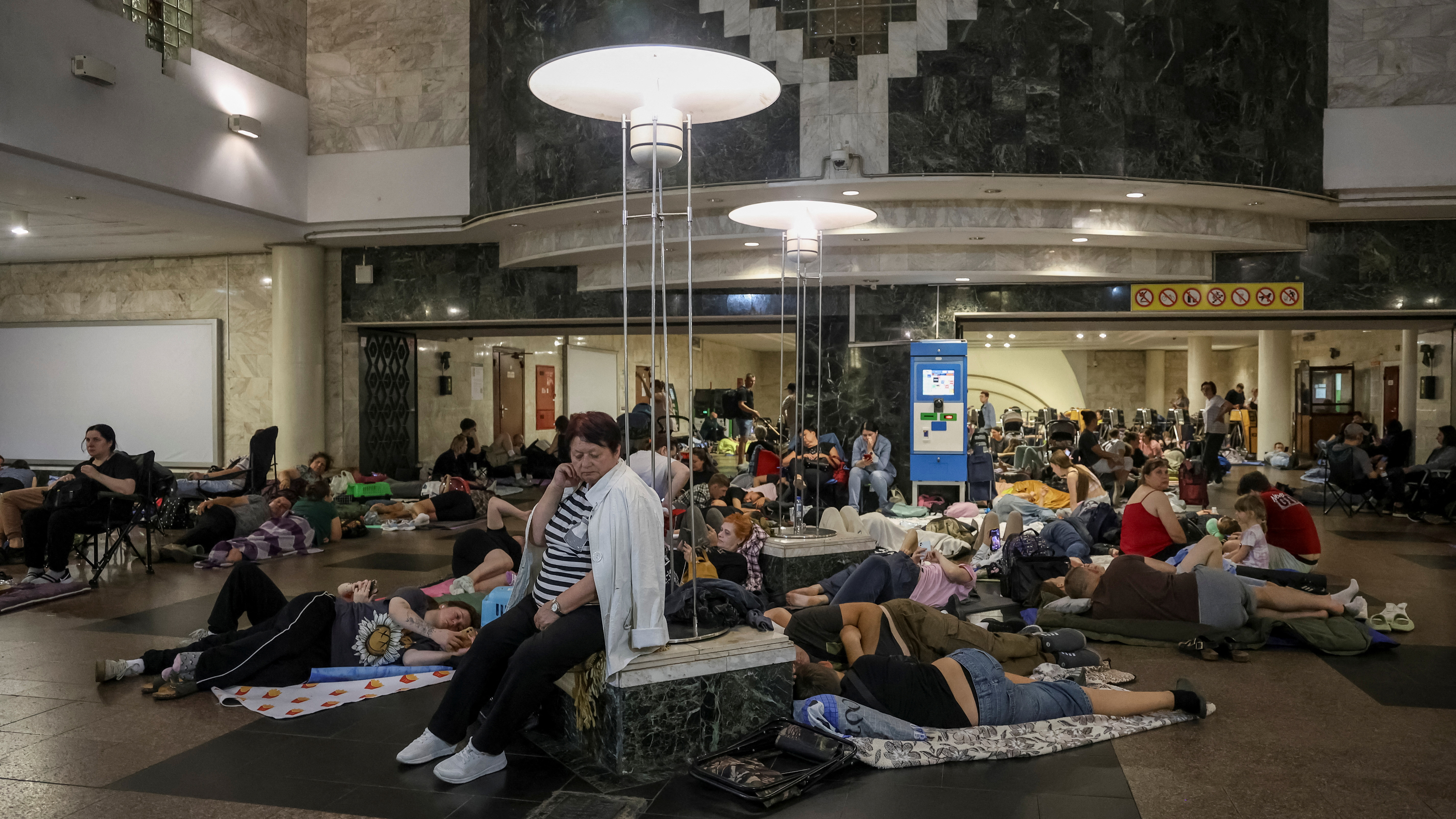 «Αυπνοι στο Κίεβο»: Η πρωτεύουσα της Ουκρανίας στον ρυθμό των νυχτερινών ρωσικών επιθέσεων-1