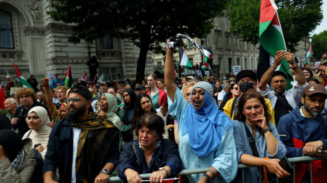 λονδίνο-σύλληψη-425-ατόμων-σε-συγκέντρω-563724775