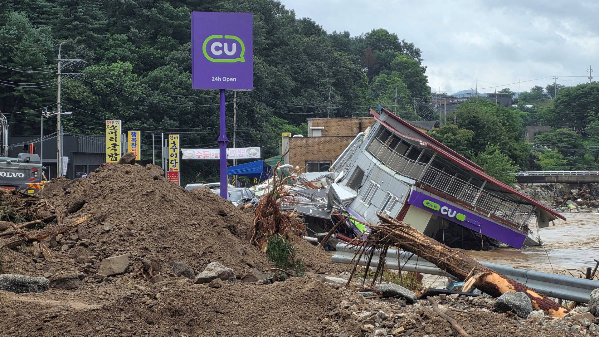 Νότια Κορέα: Τουλάχιστον 10 νεκροί και εννέα αγνοούμενοι από τις πλημμύρες και τις κατολισθήσεις-1