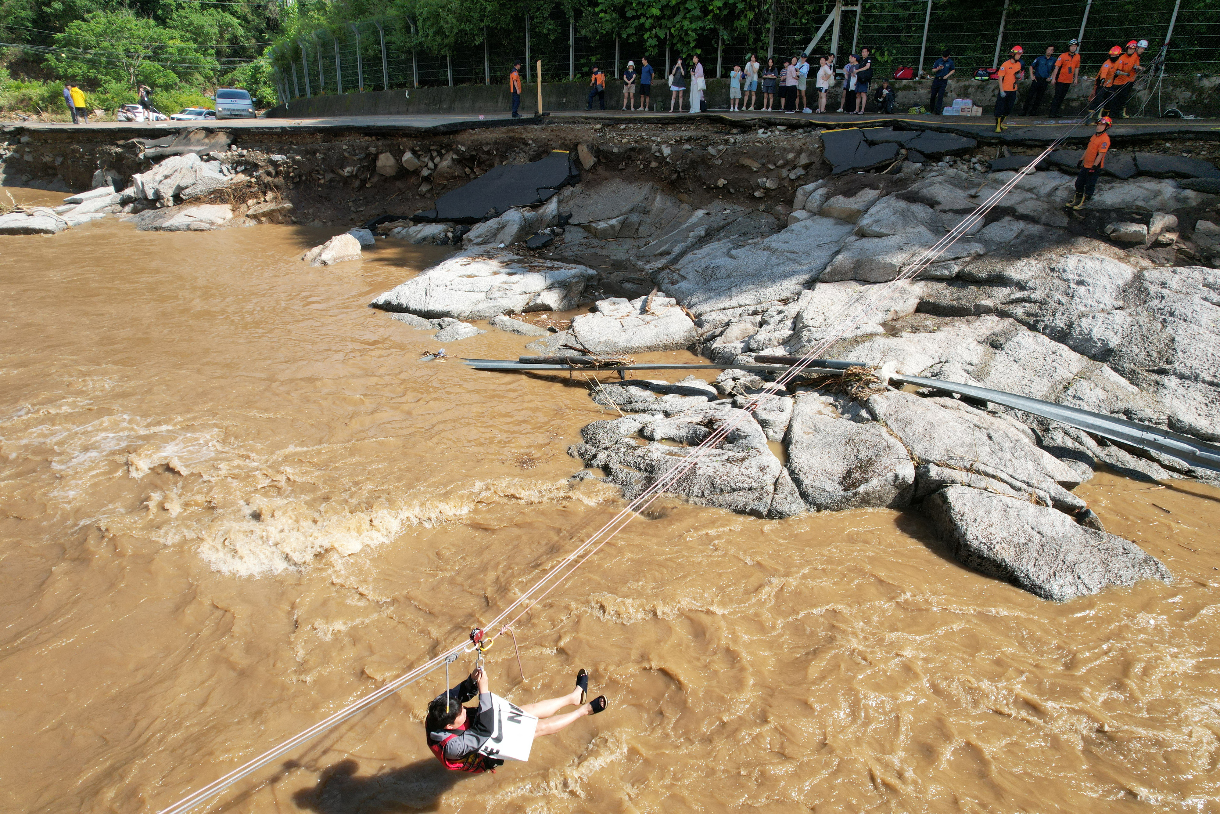 Νότια Κορέα: Τουλάχιστον 18 οι νεκροί και 9 οι αγνοούμενοι από τις κατακλυσμιαίες βροχές-2