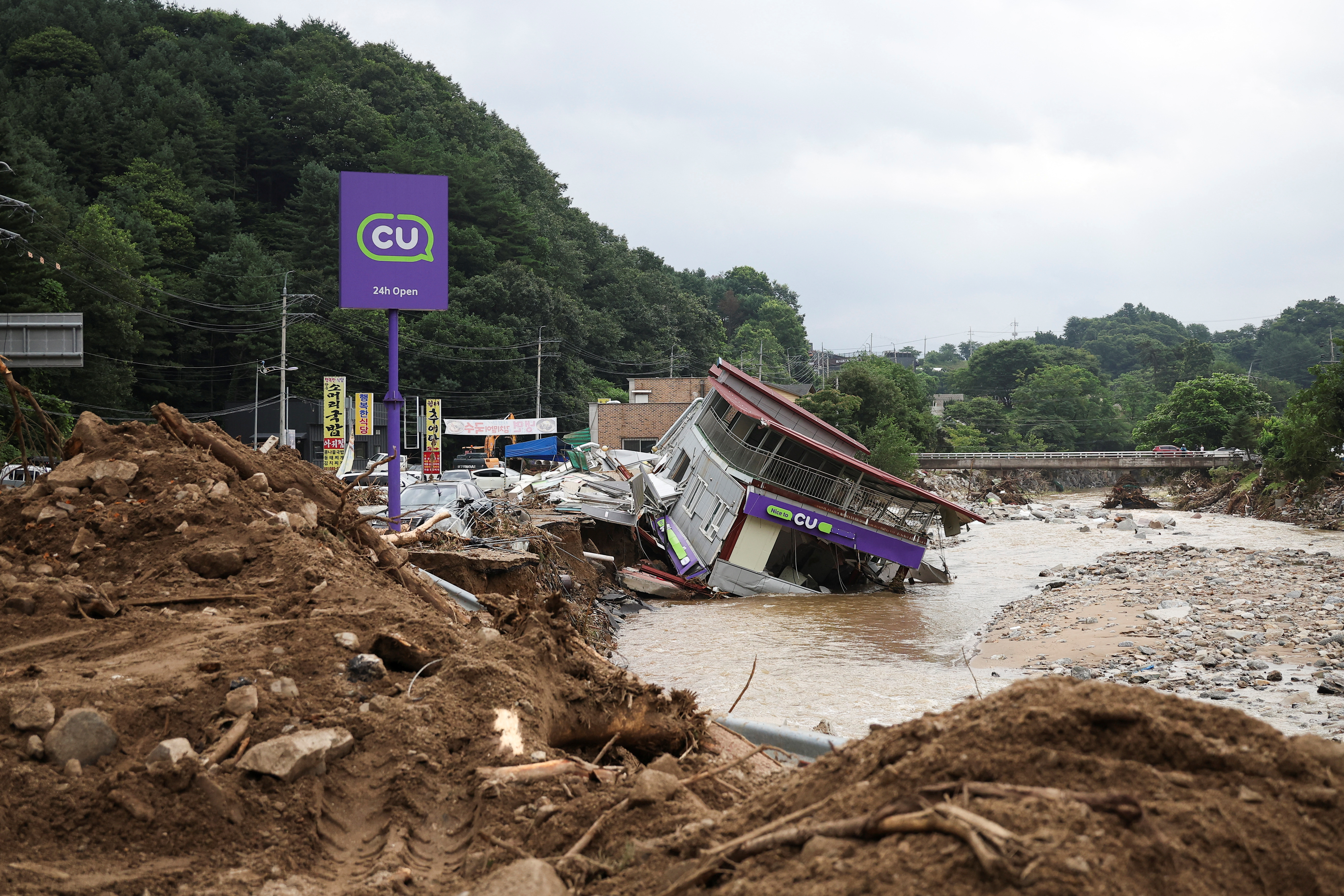 Νότια Κορέα: Τουλάχιστον 18 οι νεκροί και 9 οι αγνοούμενοι από τις κατακλυσμιαίες βροχές-3