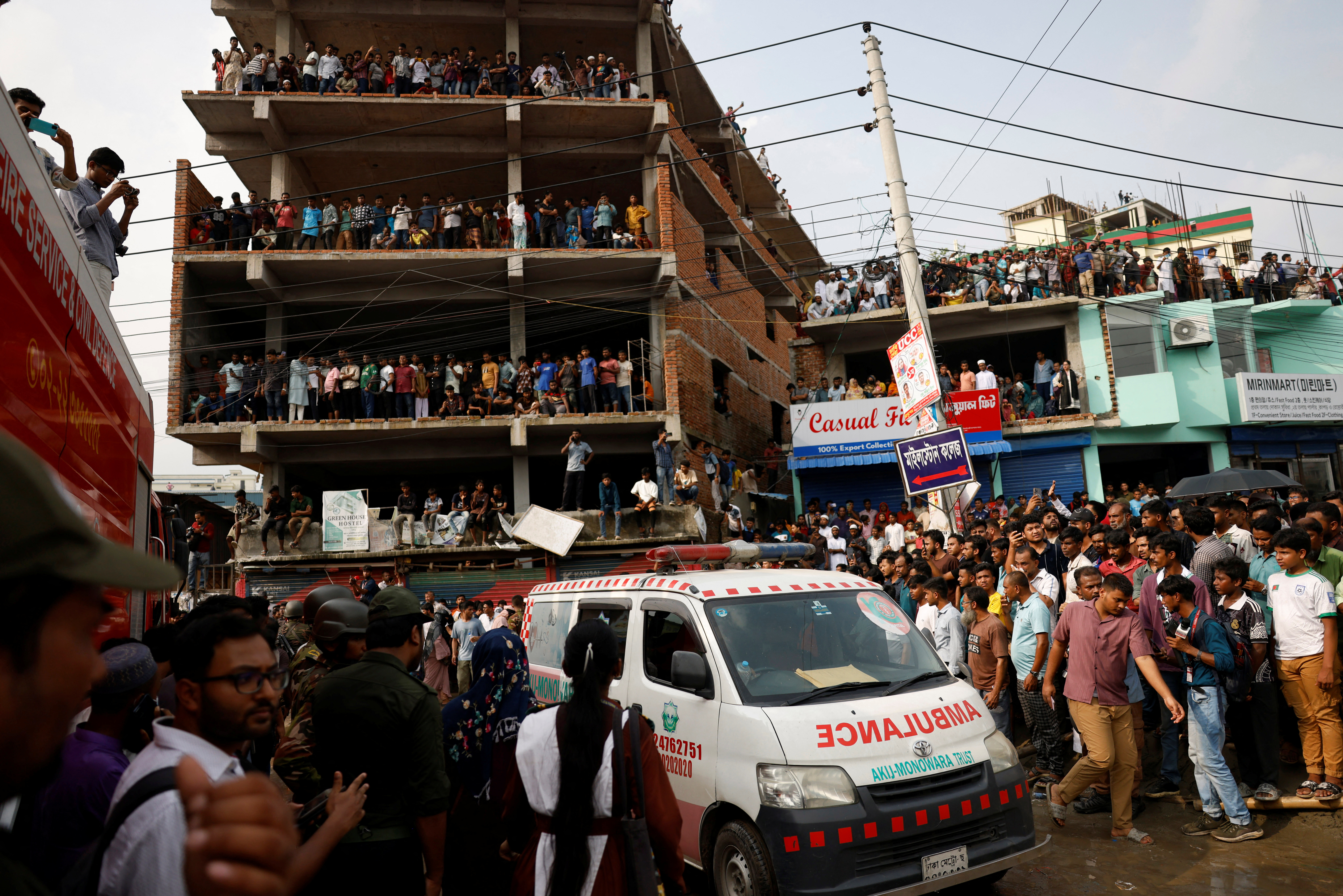 Μπανγκλαντές: 16 νεκροί και πάνω από 100 τραυματίες, μετά τη συντριβή εκπαιδευτικού αεροσκάφους σε σχολικό συγκρότημα-1