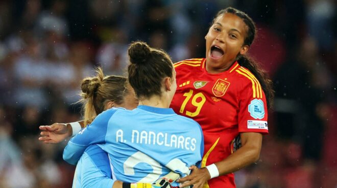 τώρα-παίζουν-μπάλα-τα-κορίτσια-563737435