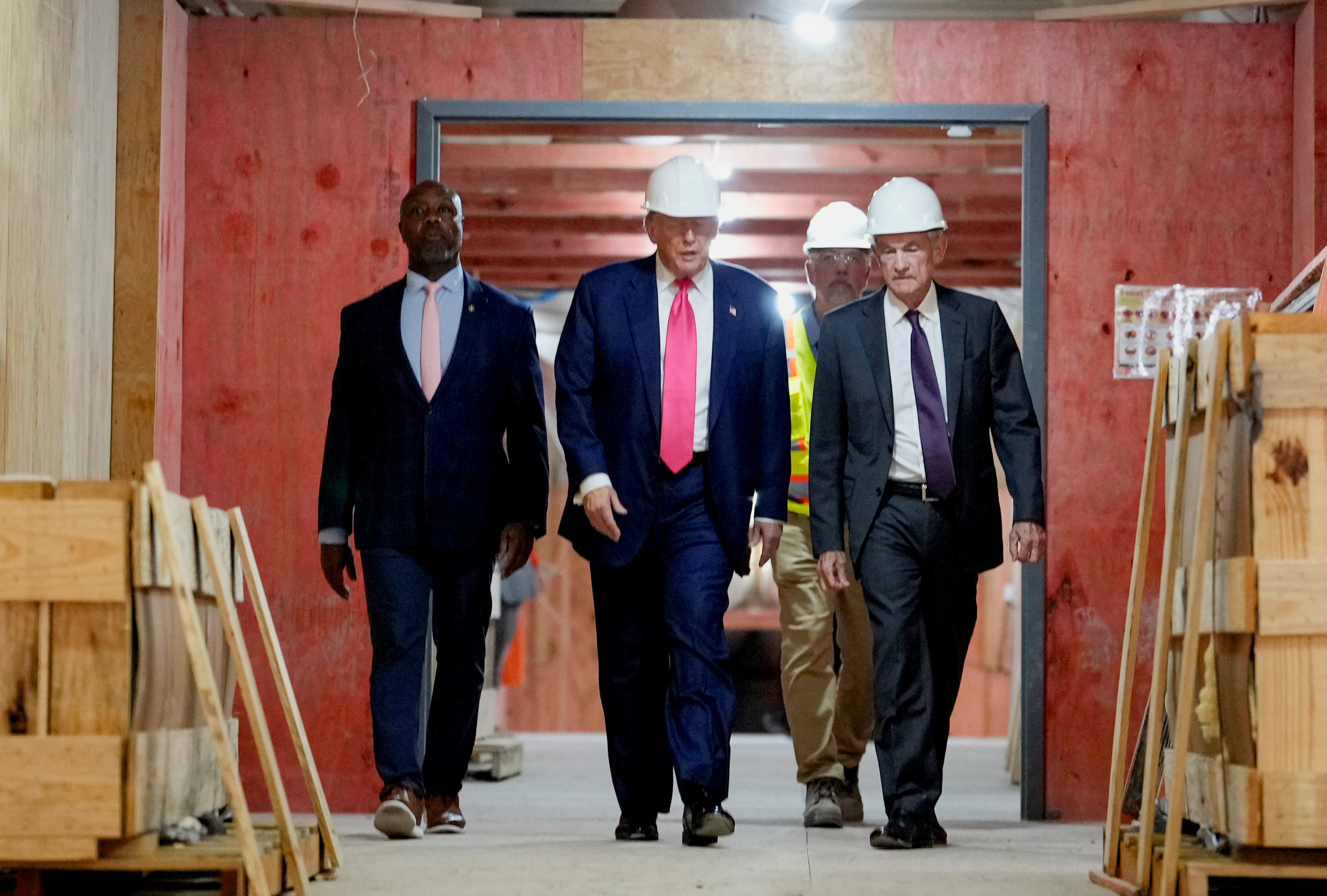 Τεταμένη επίσκεψη Τραμπ στη FED – Καβγάς με Πάουελ μπροστά στις κάμερες-1