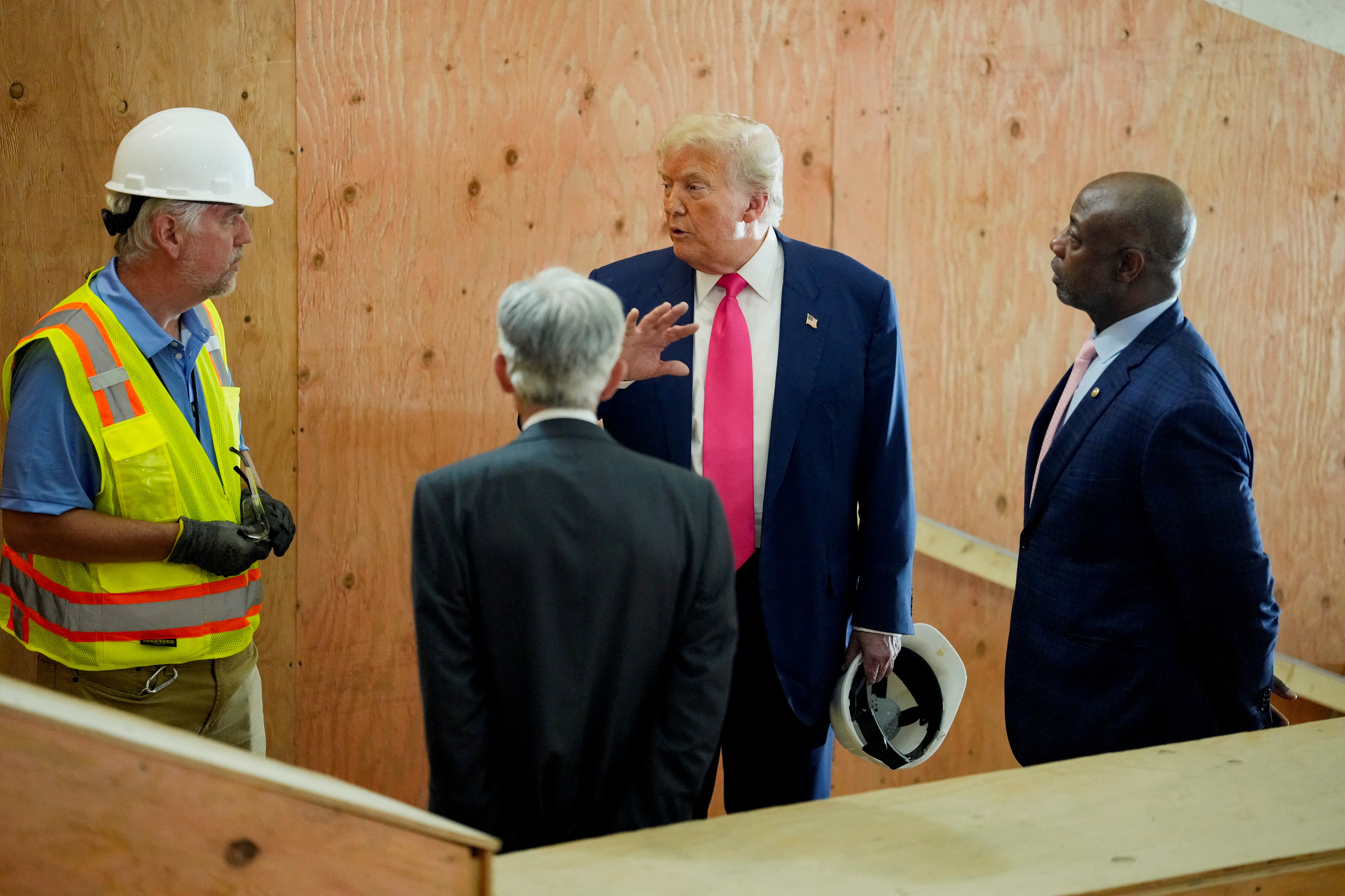 Τεταμένη επίσκεψη Τραμπ στη FED – Καβγάς με Πάουελ μπροστά στις κάμερες-5