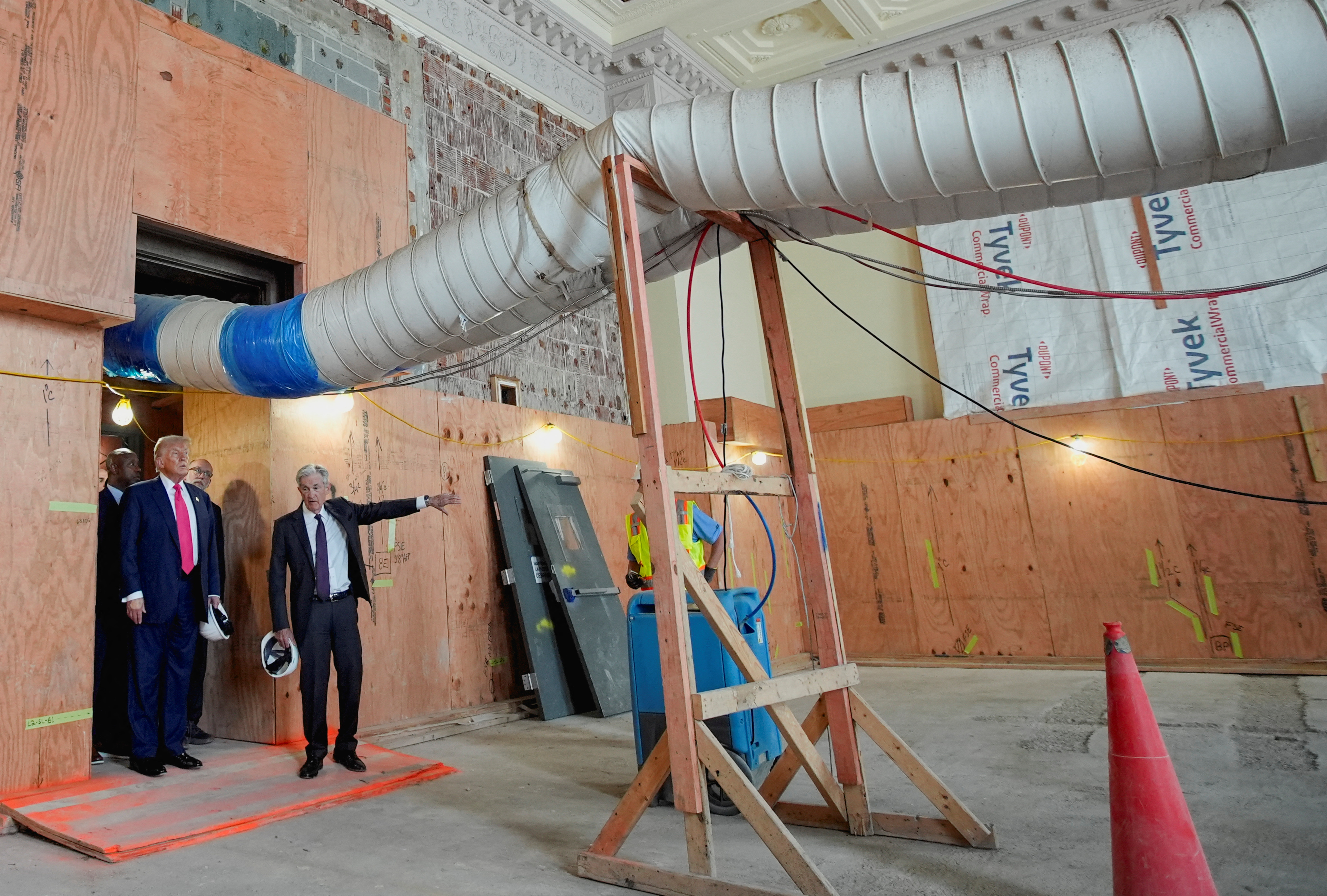 Τεταμένη επίσκεψη Τραμπ στη FED – Καβγάς με Πάουελ μπροστά στις κάμερες-6